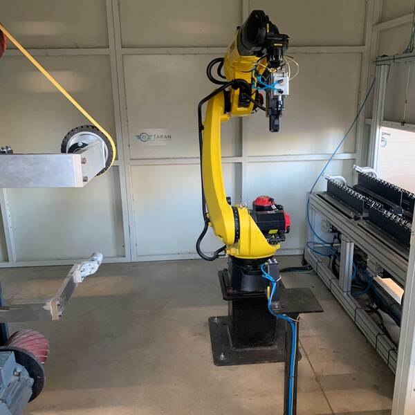 Šestoosni robot FANUC M-201D25
Obrada delova frezovanjem
Obrada delova brušenjem
Usluga zavarivanja